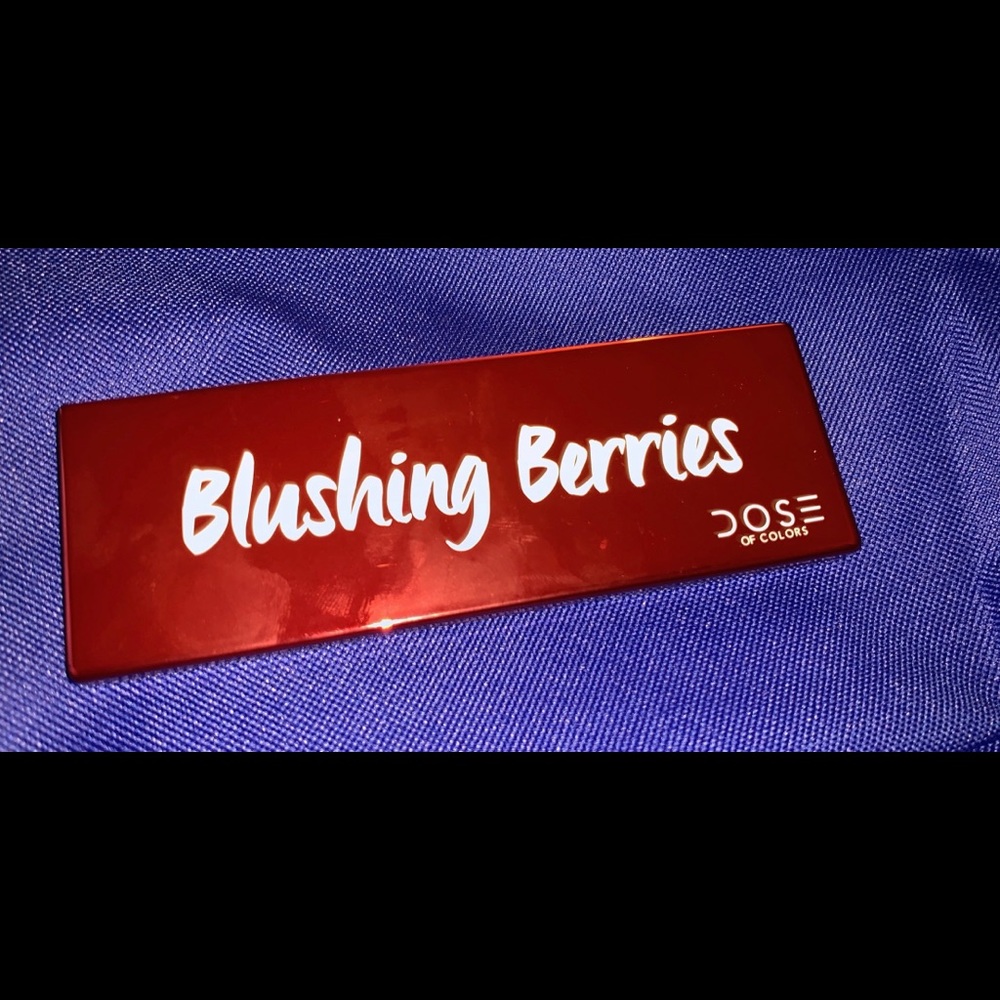 BLUSHING BERRIES EYESHADOW PALETTE